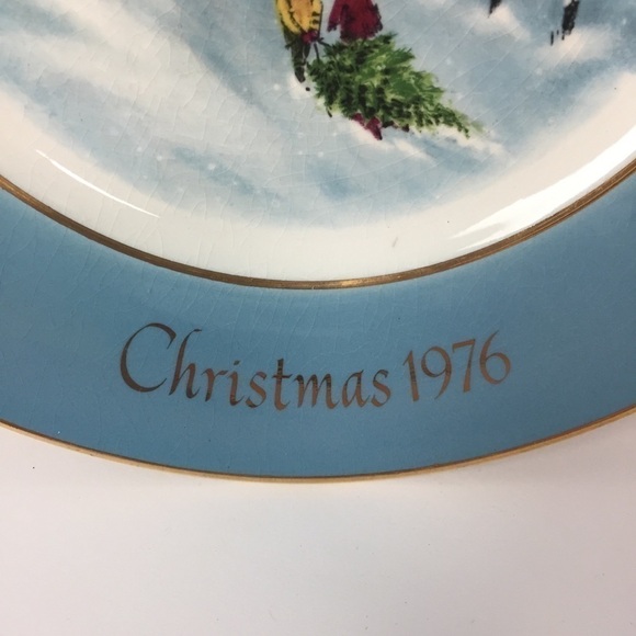 𝅺avon Christmas 1976 Decorative Gold Rimmed Plate - Picture 3 of 8